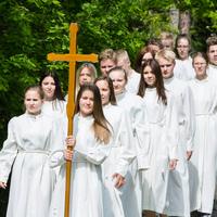 Nuoria konfirmaatiossa
