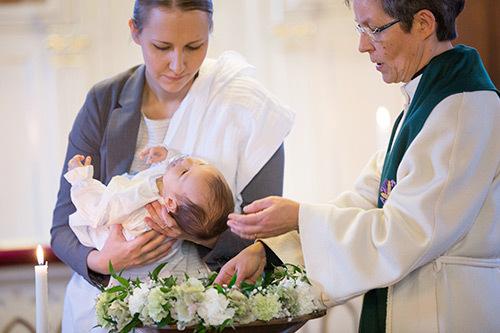 Pappi kastaa lapsen