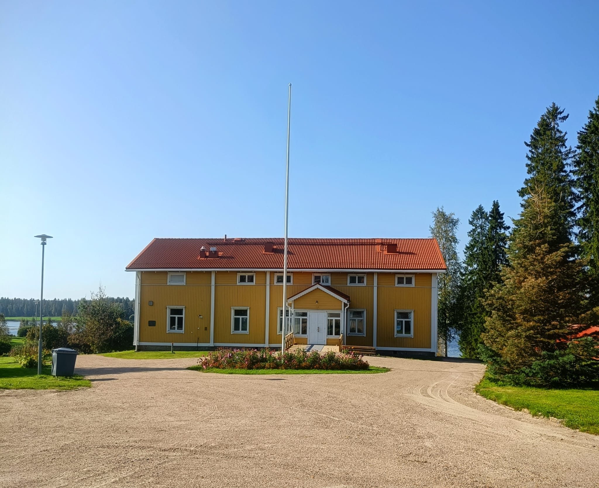 Vanha pappila Paakkila Paakkilan keltainen päärakennus sekä kesäistä pihapiiriä