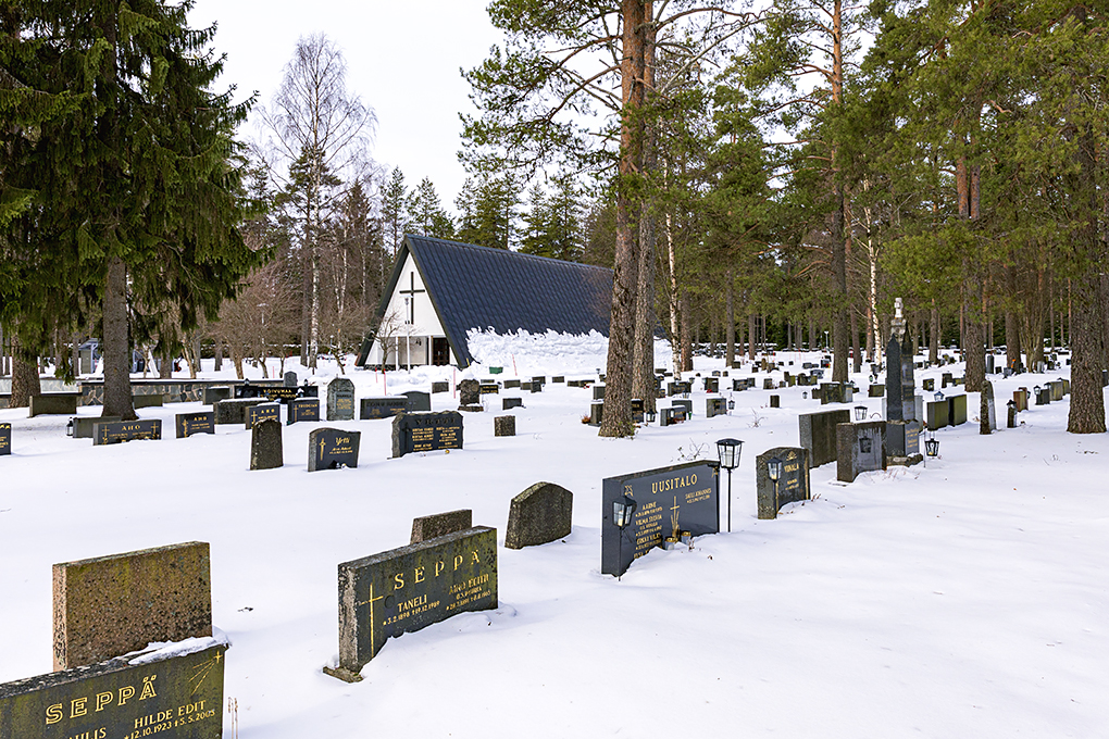Jaananmäen hautausmaa talvella, takana näkyy siunauskappeli