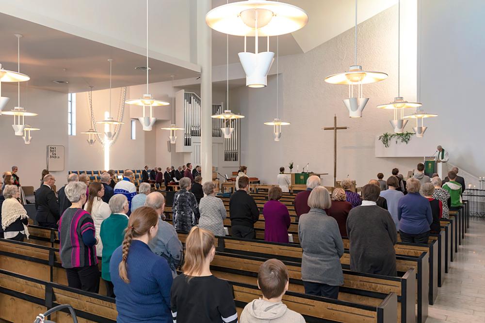 Messu Haapaveden kirkossa, ihmiset seisovat kirkonpenkeissä,